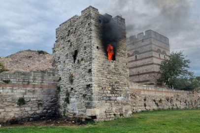 Tarihi surlarda yangın! Alevler yükseldi...