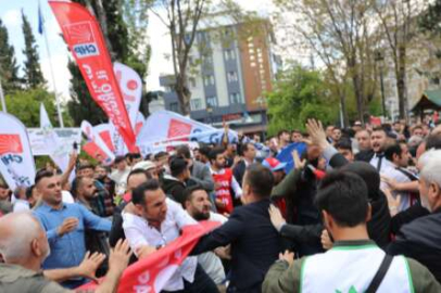 Meydan karıştı! İki parti arasındaki bayrak yarışı, tekme tokat kavgaya dönüştü!