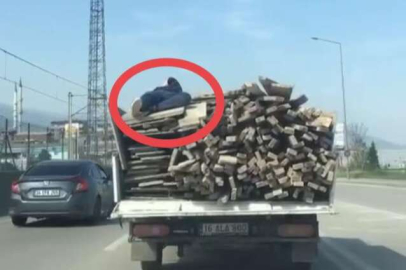 Bursa trafiğinde daha ne olabilir derken... Adeta yatağında yatar gibi yol aldı!