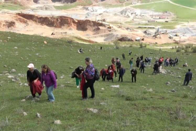 Garip olay: Görmek için dağın zirvesine yürüdüler: Korkudan dokunamadan geri döndüler!