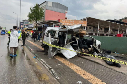 Bursa’da feci kaza! Demir kapıya çarpan araç ikiye bölündü! Ölü ve yaralılar var