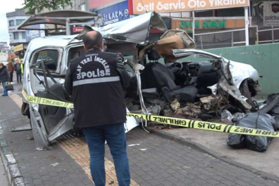 Bursa'da parçalanan araçta can verdiler! Gençlerin ölüme gittiği kaza kamerada...