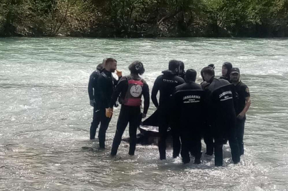 Araçlarıyla çaya düşerek kaybolan gençlerden birinin cansız bedenine ulaşıldı