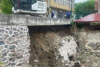 Bursa'da tarihi kazı alanında istinat duvarı çöktü! Mahalleli sokağa döküldü!