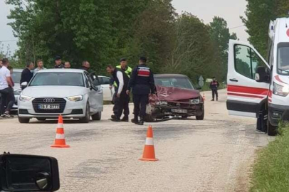 Bursa'da iki otomobil çarpıştı, ortalık savaş alanına döndü! Yaralılar var...