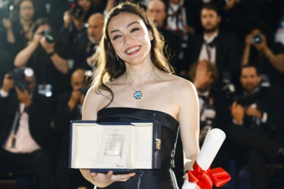 Merve Dizdar, 76. Cannes Film Festivali’nde En İyi Kadın Oyuncu Ödülünü aldı!