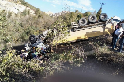 Bursa'da feci kaza! Dere yatağına uçan kamyon böyle parçalara ayrıldı...