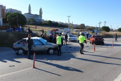 İki otomobilin çarpıştığı kazada can pazarı! Yakınları sinir krizi geçirdi...