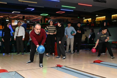 Bursa’da liseliler bowlingle stres atıyor