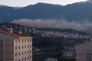 Bursa'nın üzerine gece gibi çöktü! Gri dumanlar yükseliyor, göz gözü görmüyor...