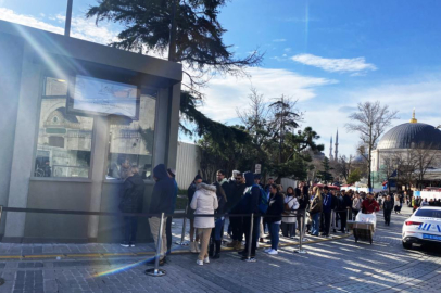 Ayasofya'da yeni dönem resmen başladı! Girişler ayrıldı, turistler ücret ödemeye başladı