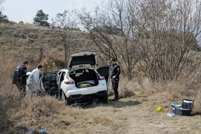 Kan donduran olay! Araçtan atlayan eşini vurdu, son kurşunu kendi kafasına sıktı...