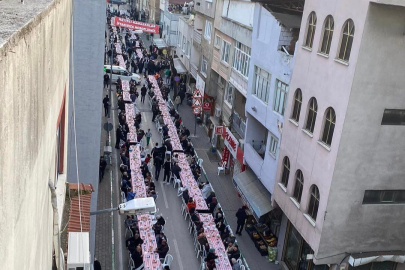 Bursa'da mahalle gençleri bin kişilik iftar verdi!