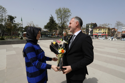 İnegöl'de personel Alper Taban'ı çiçeklerle karşıladı